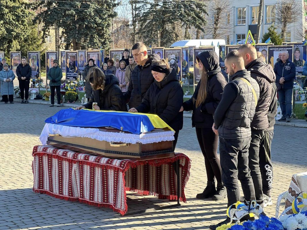 На Коломийщині зустріли скорботний кортеж із тілом Героя Юрія Сенчука 6