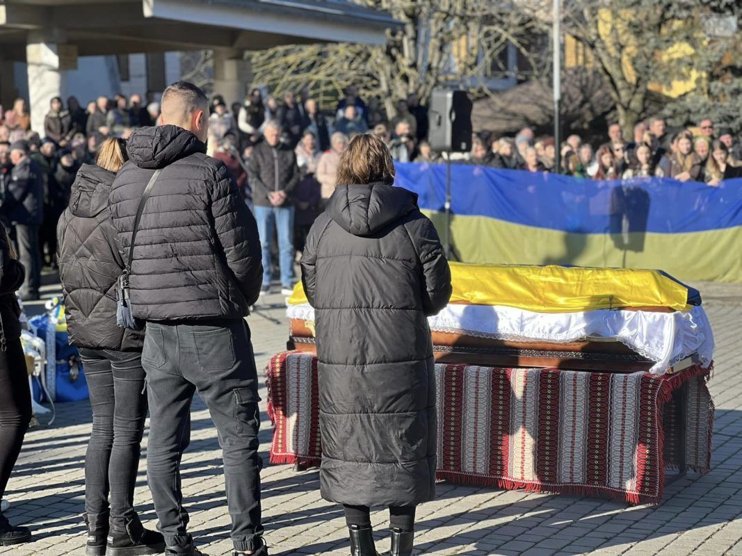 На Коломийщині зустріли скорботний кортеж із тілом Героя Юрія Сенчука 3