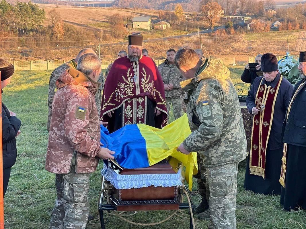 В Отинії на вічний спочинок проводжали Героя Юрія Сенчука 10