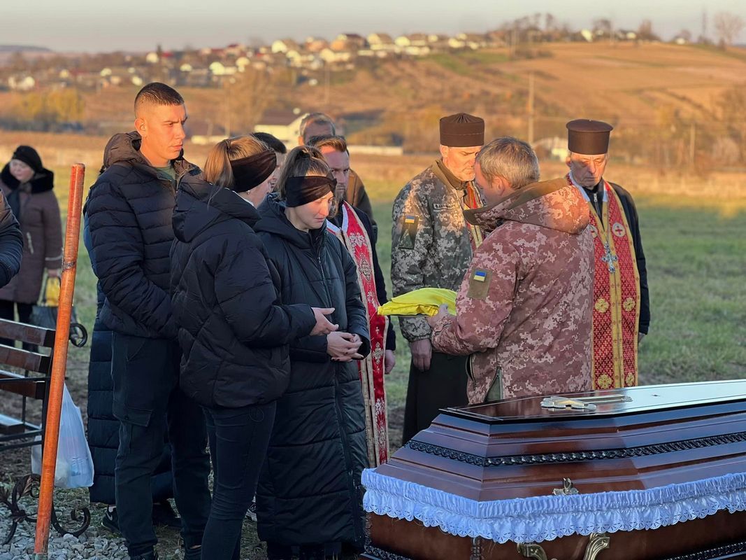 В Отинії на вічний спочинок проводжали Героя Юрія Сенчука 11