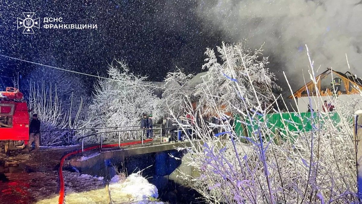 Комплекс господарських споруд палав на Надвірнянщині 1