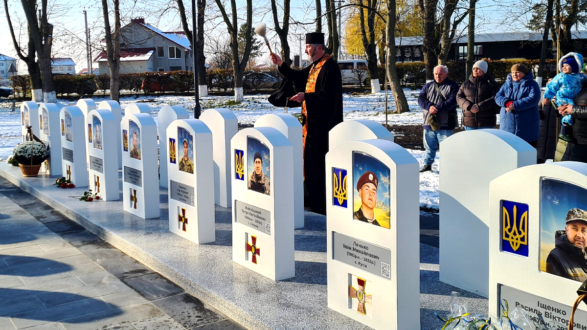 В пам'ять про 62 славних синів: у Снятині відкрили Алею Слави 5