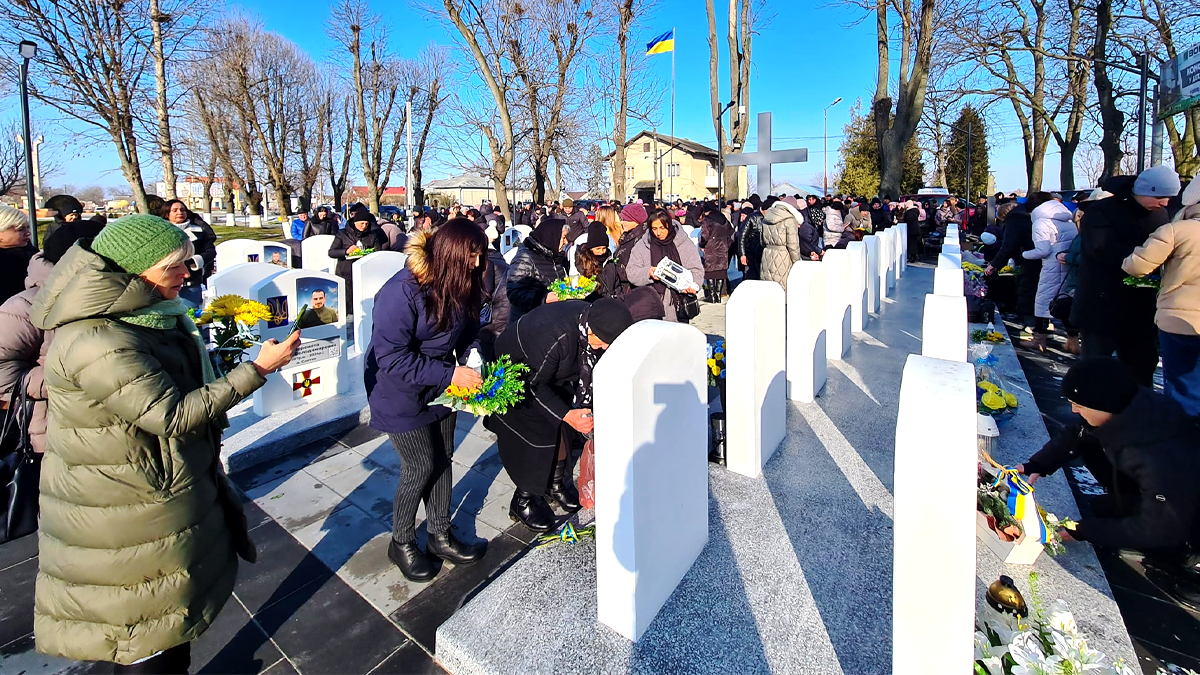 В пам'ять про 62 славних синів: у Снятині відкрили Алею Слави 6