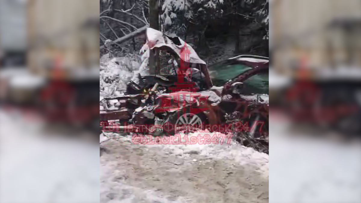 Неподалік Буковелю трапилася моторошна аварія за участі легковика та вантажівки