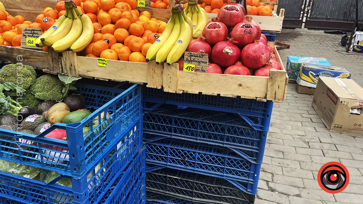 Скільки коштують мандарини та інші фрукти на ринку в Коломиї в останній місяць осені 3