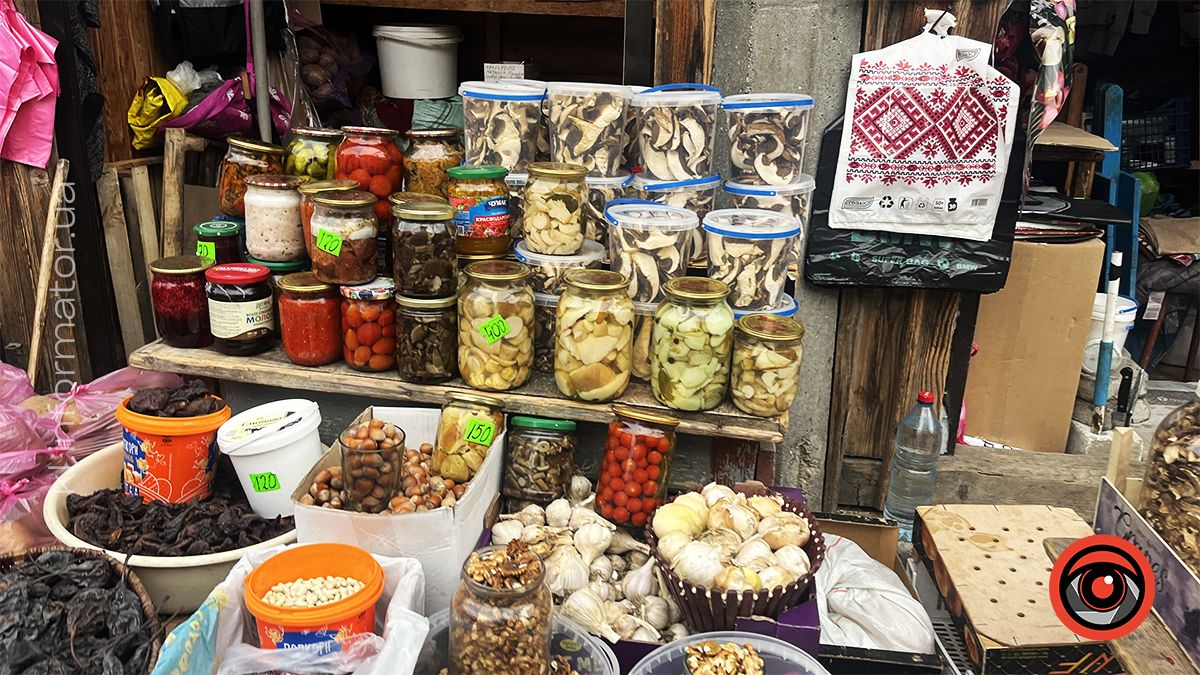 Запашні білі: які ціни на свіжі, сушені та мариновані гриби на ринку в Коломиї 3