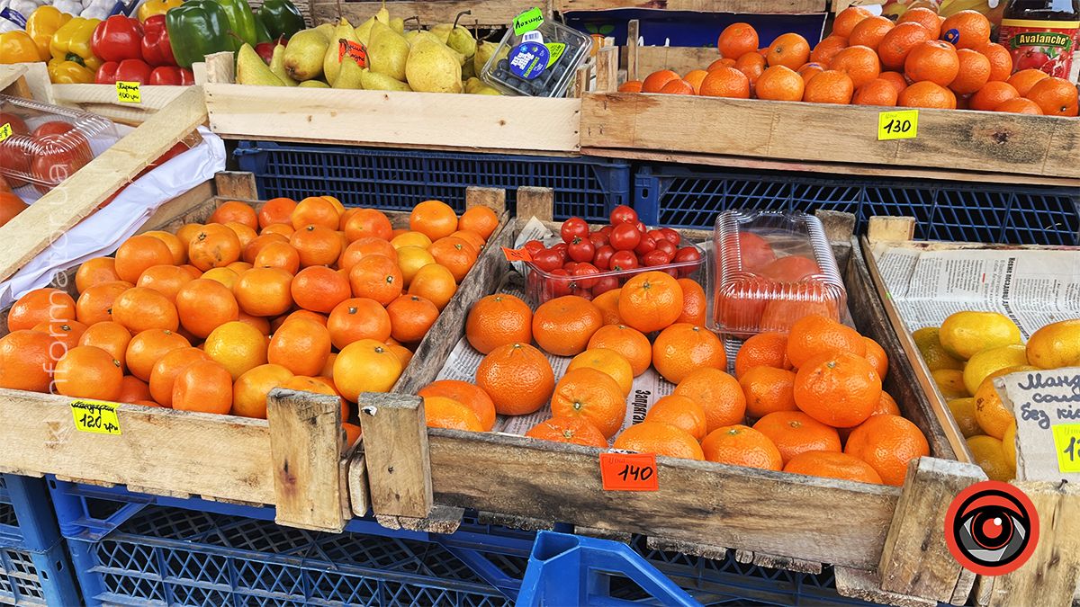 Скільки коштують мандарини та інші фрукти на ринку в Коломиї в останній місяць осені 1