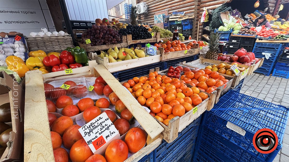 Скільки коштують мандарини та інші фрукти на ринку в Коломиї в останній місяць осені 2