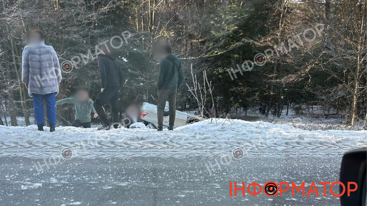 Неподалік Шешорів легкова автівка злетіла у кювет 1