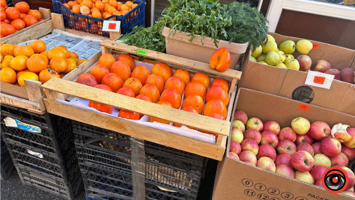 Сезонні фрукти: скільки коштують мандарини і хурма в Коломиї? 1