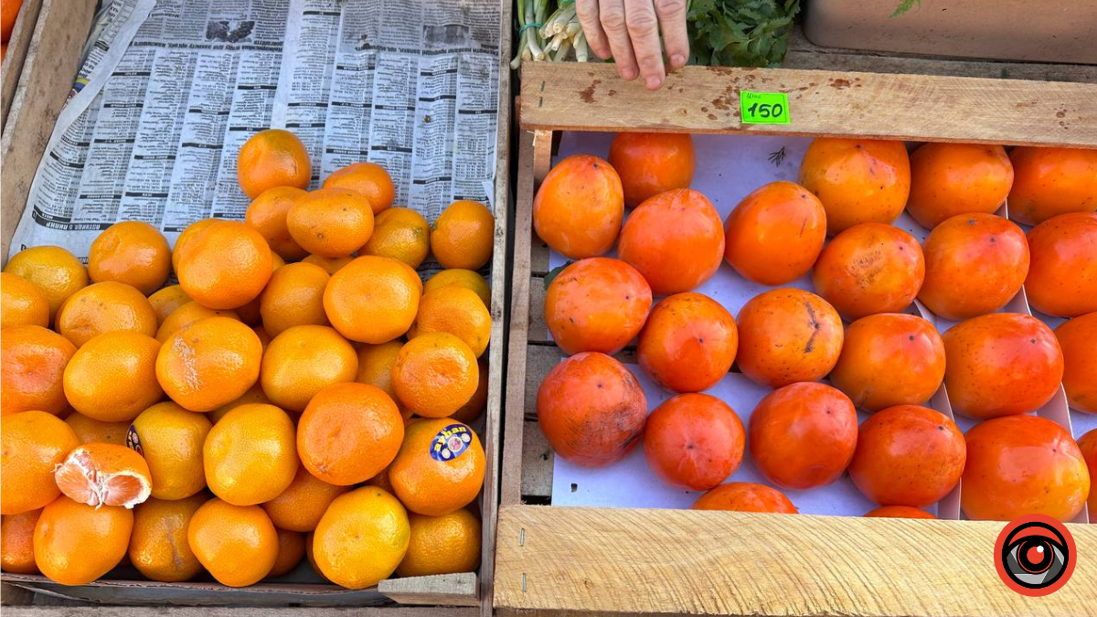 Сезонні фрукти: скільки коштують мандарини і хурма в Коломиї? 2