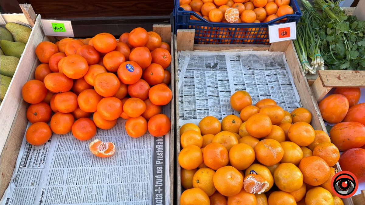 Сезонні фрукти: скільки коштують мандарини і хурма в Коломиї? 3