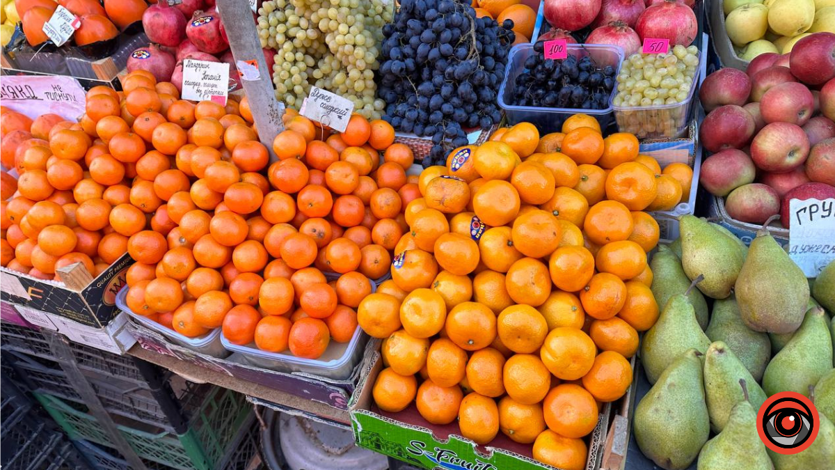Сезонні фрукти: скільки коштують мандарини і хурма в Коломиї? 4