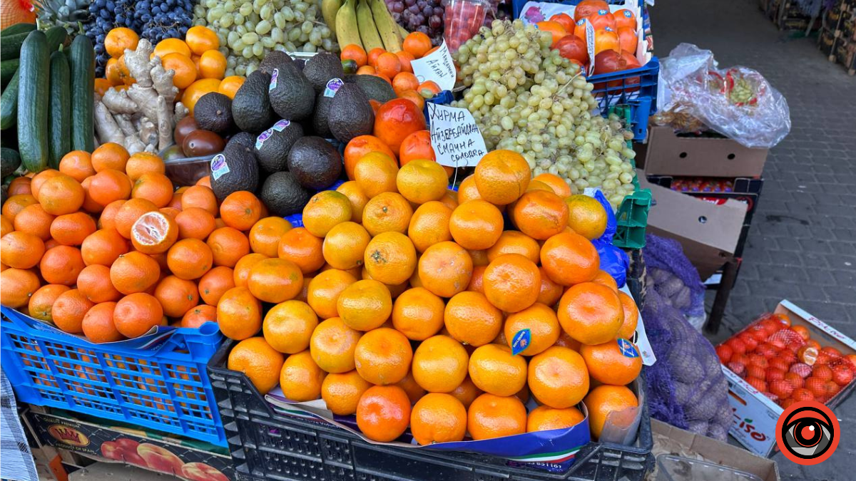 Сезонні фрукти: скільки коштують мандарини і хурма в Коломиї? 5