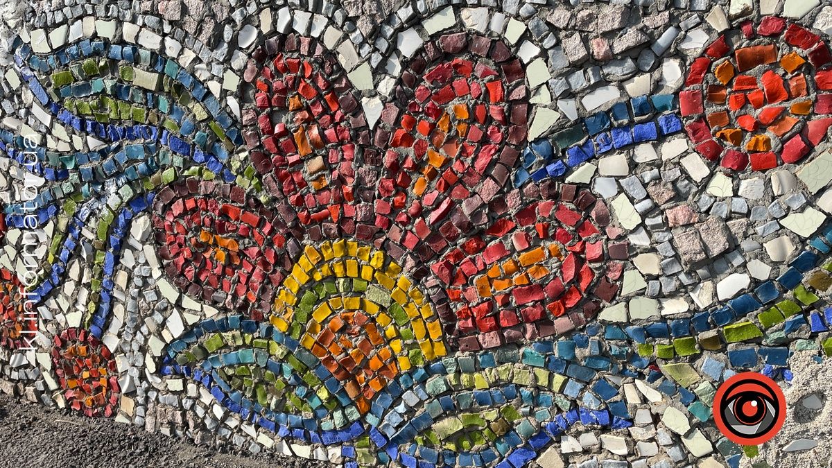 Унікальне мистецтво: як у селі на Коломийщині оновили зупинку з мозаїкою 7