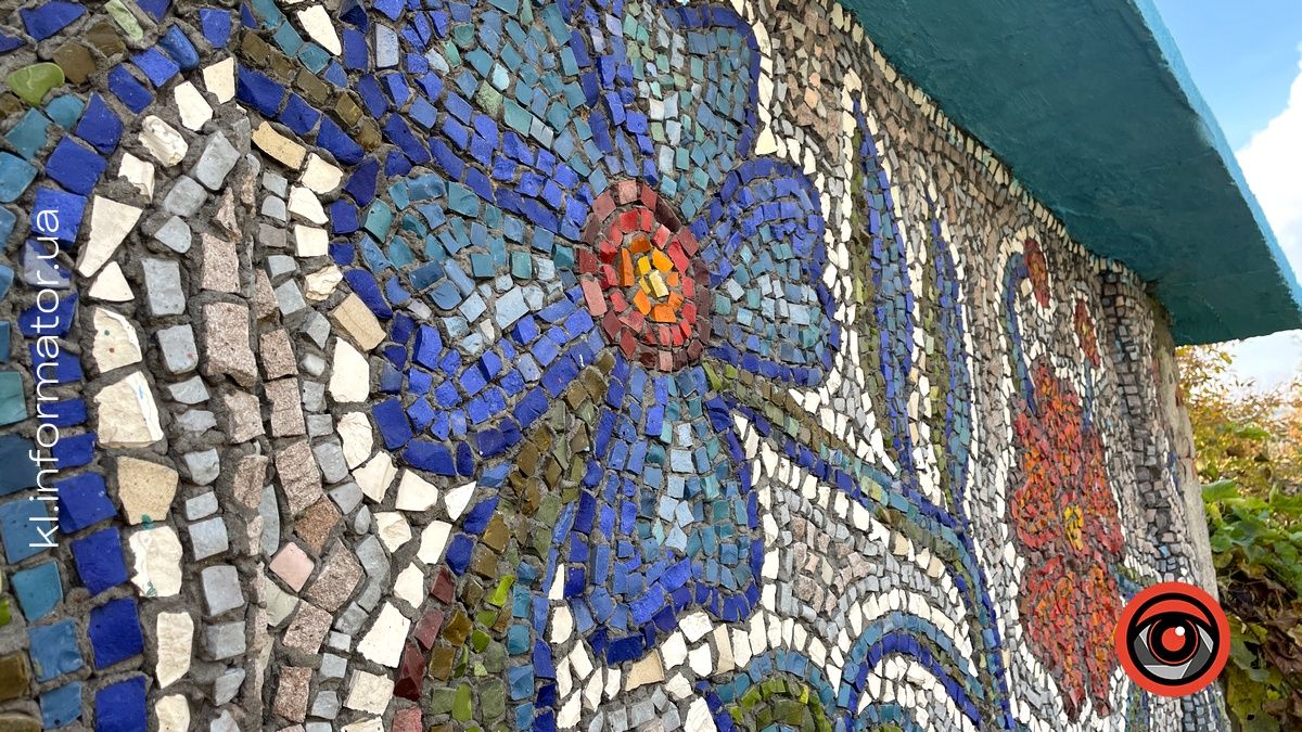 Унікальне мистецтво: як у селі на Коломийщині оновили зупинку з мозаїкою 5