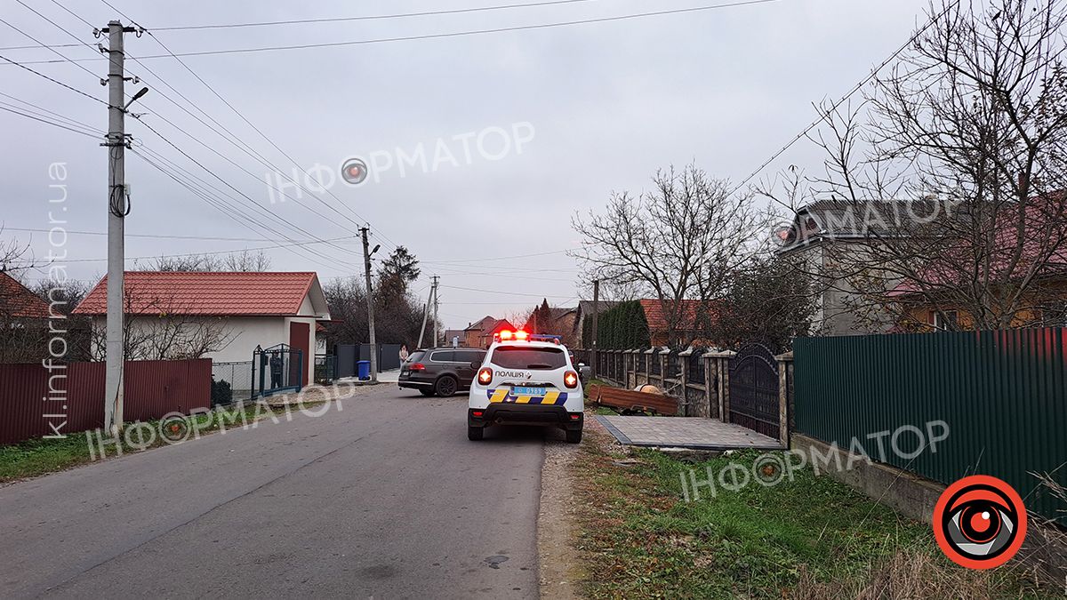 На вулиці Міцкевича у Воскресінцях водій Мазди врізався у легковик, є потерпілі. ФОТО 1