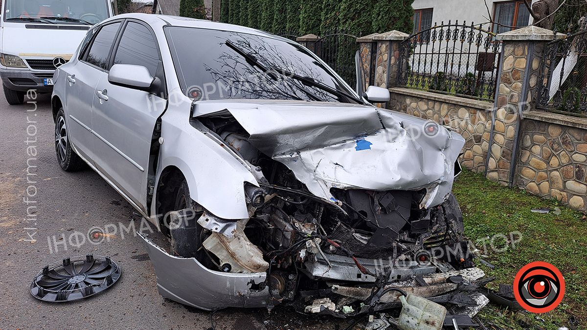 На вулиці Міцкевича у Воскресінцях водій Мазди врізався у легковик, є потерпілі. ФОТО 3