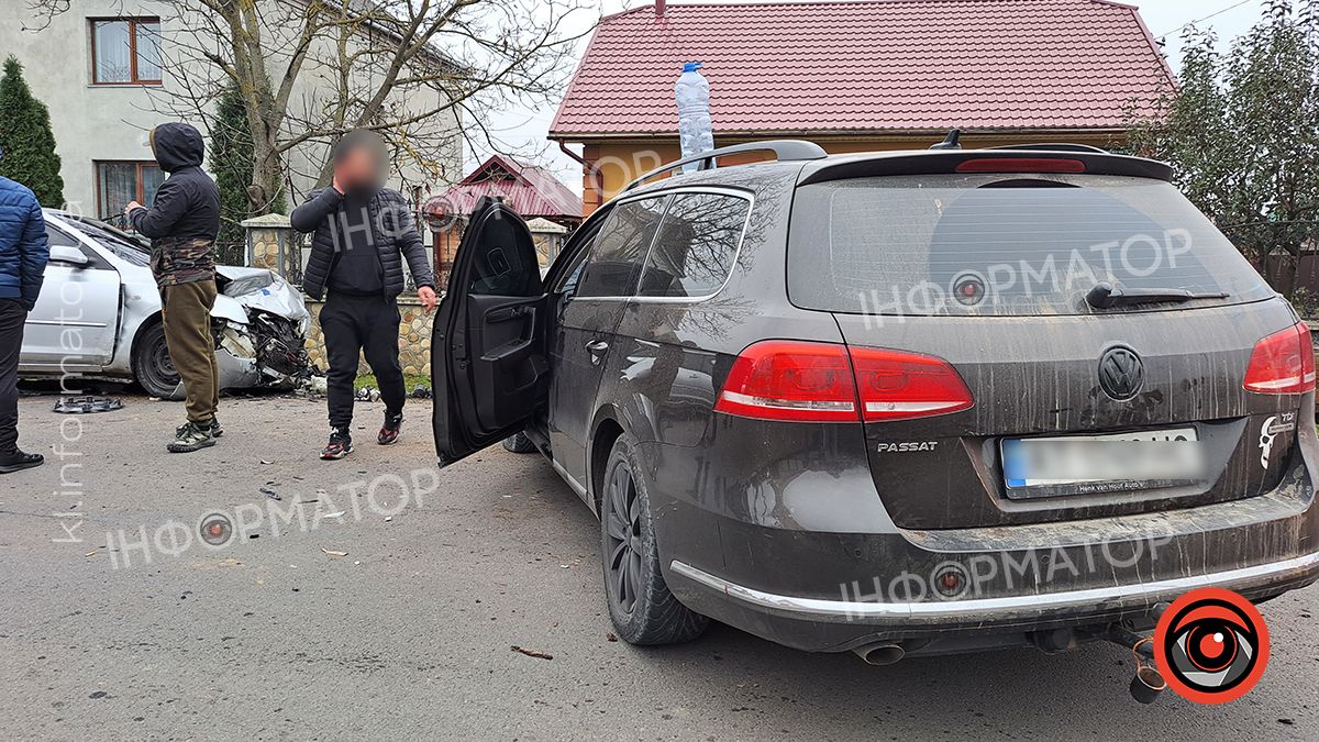 На вулиці Міцкевича у Воскресінцях водій Мазди врізався у легковик, є потерпілі. ФОТО 5