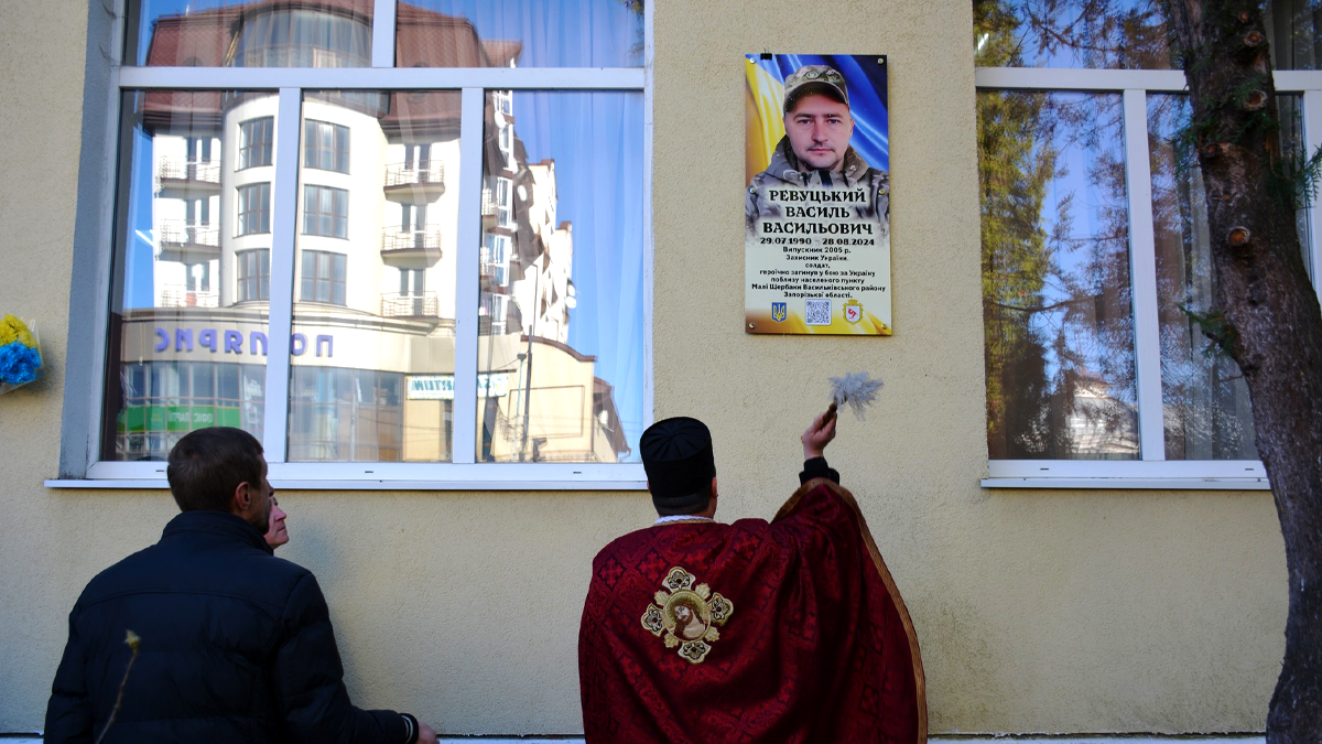У Надвірній відкрили меморіальну дошку полеглому воїну Василю Ревуцькому 1