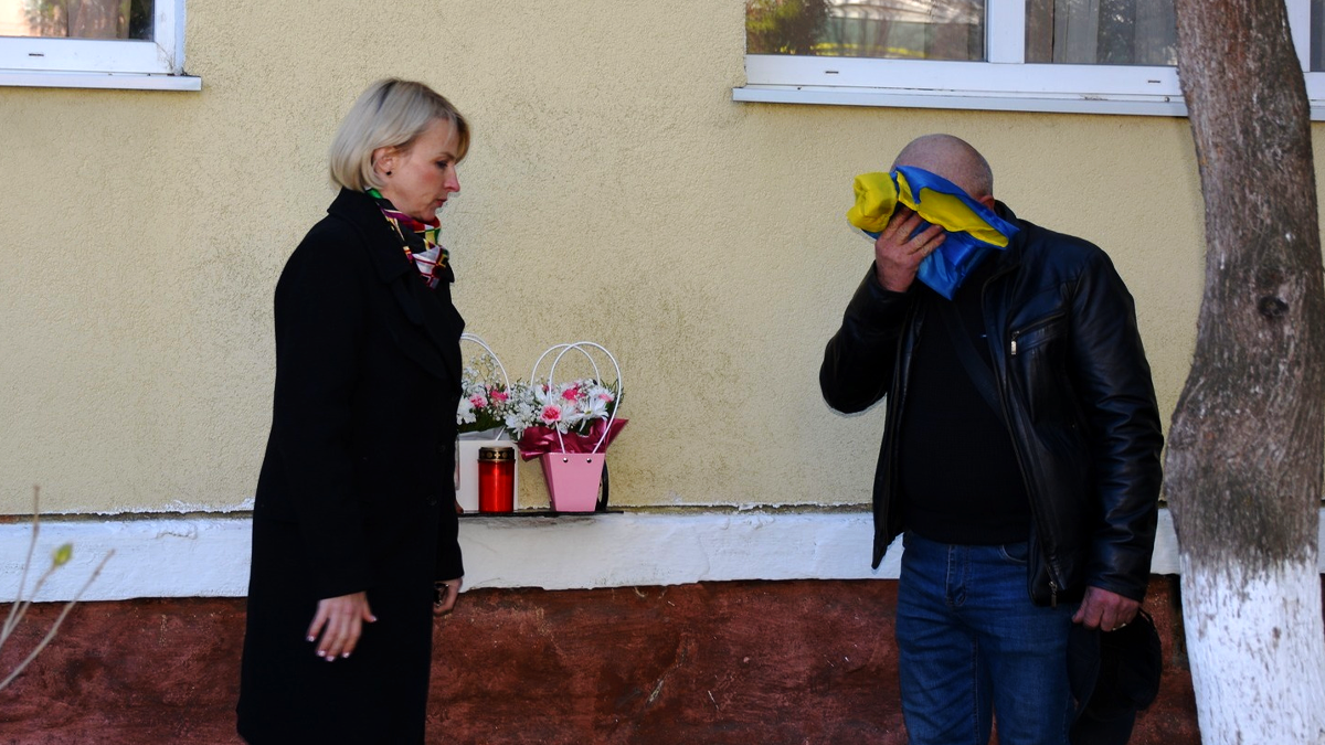 У Надвірній відкрили меморіальну дошку полеглому воїну Василю Ревуцькому 5