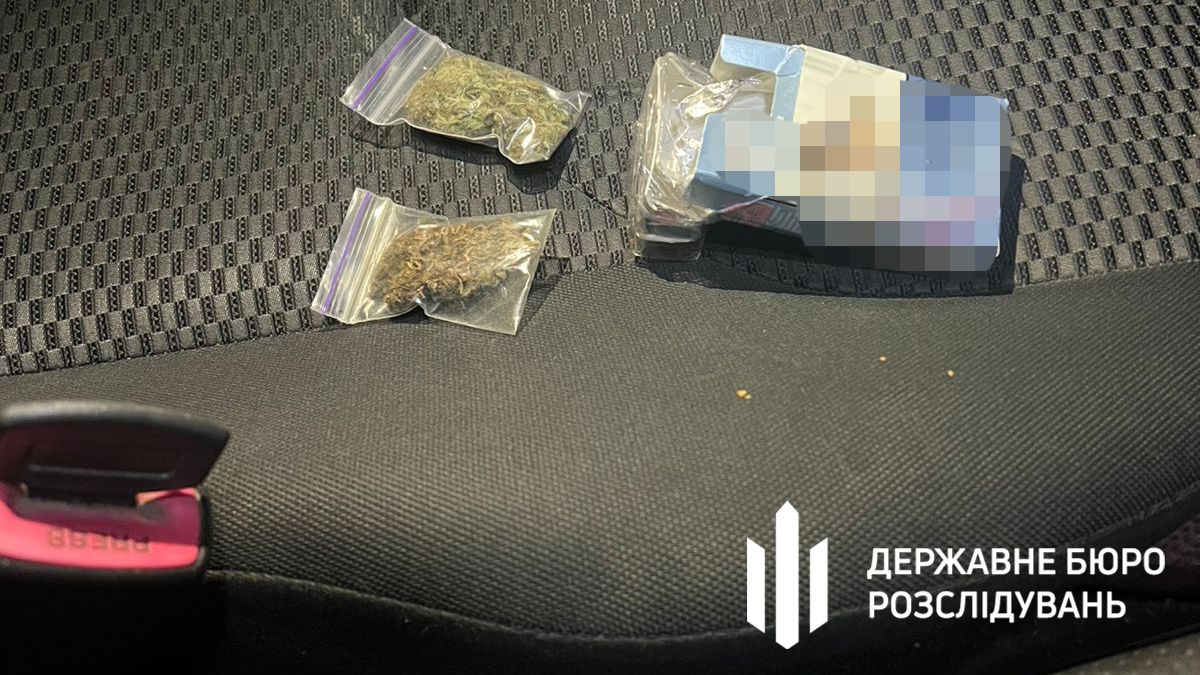 Коломийських поліцейських викрили на збуті наркотиків 4