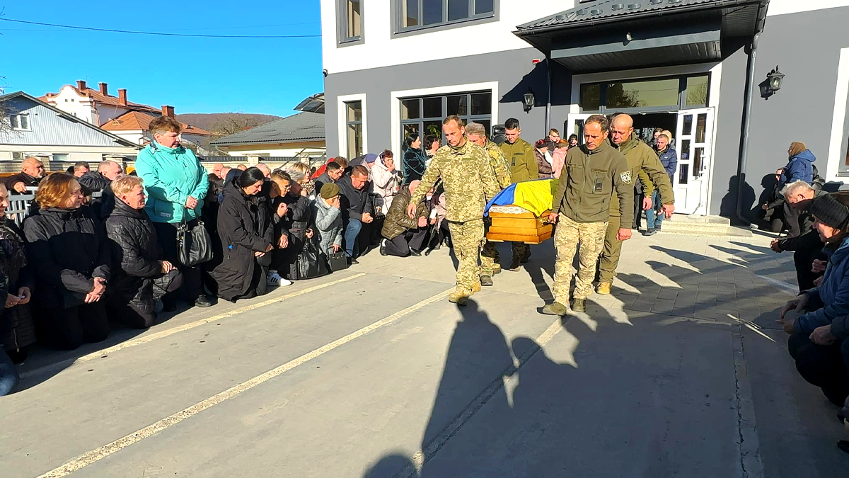 Назавжди 34... У Надвірній в останню дорогу провели полеглого воїна Василя Гриціва 1