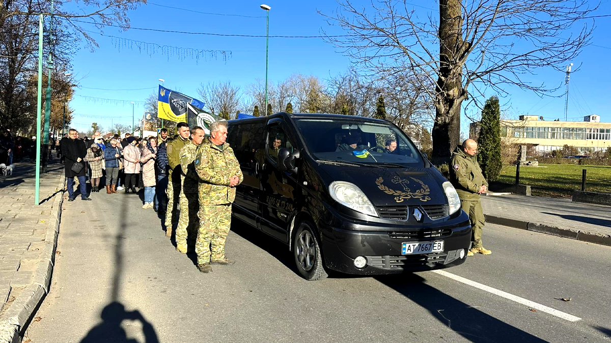 Назавжди 34... У Надвірній в останню дорогу провели полеглого воїна Василя Гриціва 3