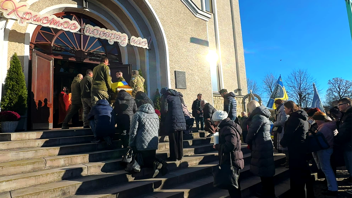 Назавжди 34... У Надвірній в останню дорогу провели полеглого воїна Василя Гриціва 4