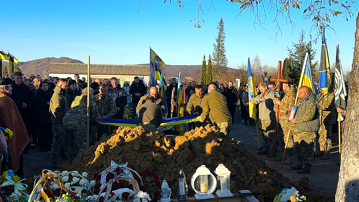 Назавжди 34... У Надвірній в останню дорогу провели полеглого воїна Василя Гриціва 5