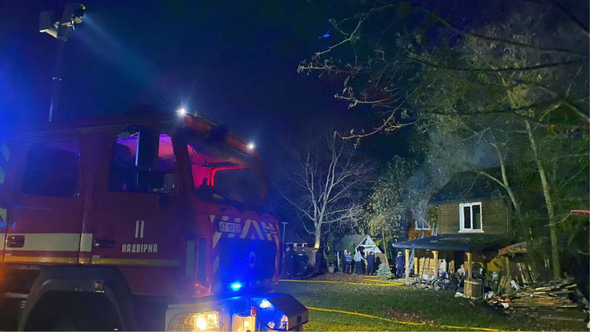На Надвірнянщині спалахнув двоповерховий житловий будинок 1