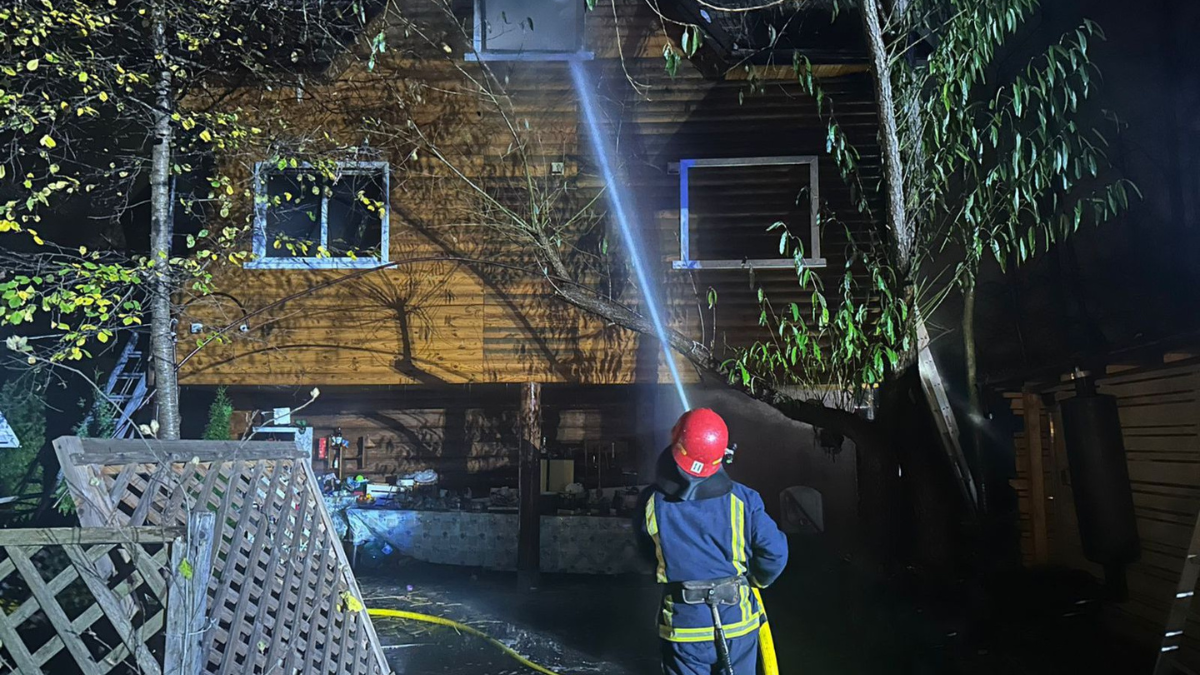 На Надвірнянщині спалахнув двоповерховий житловий будинок 2