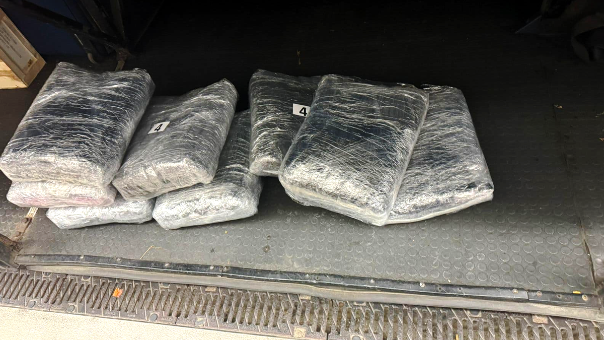 Водій міжнародного автобуса намагався незаконно ввезти в Україну брендовий одяг 2