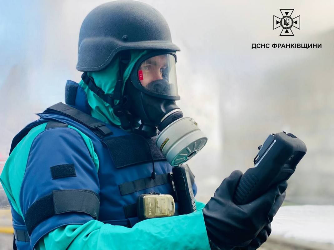 Близько 100 рятувальників на Прикарпатті гасили пожежу, спричинену обстрілом 5