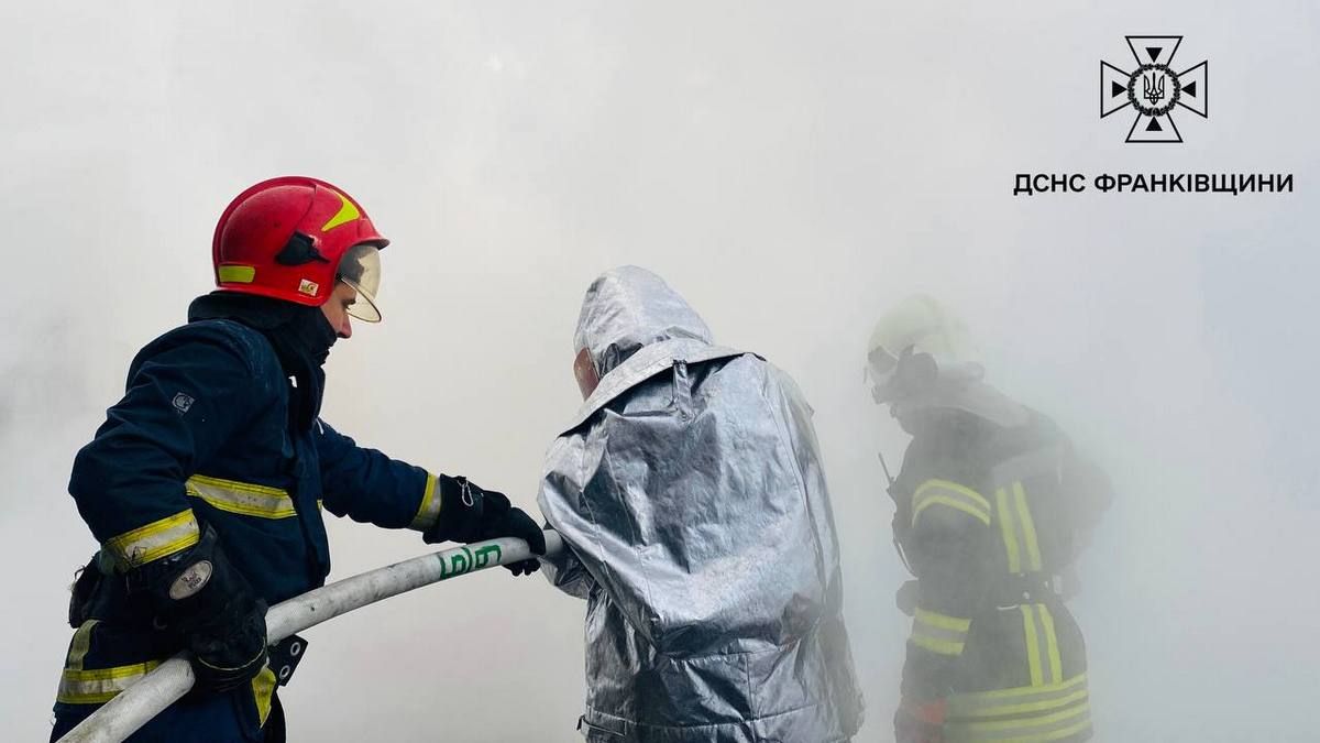 Близько 100 рятувальників на Прикарпатті гасили пожежу, спричинену обстрілом 6