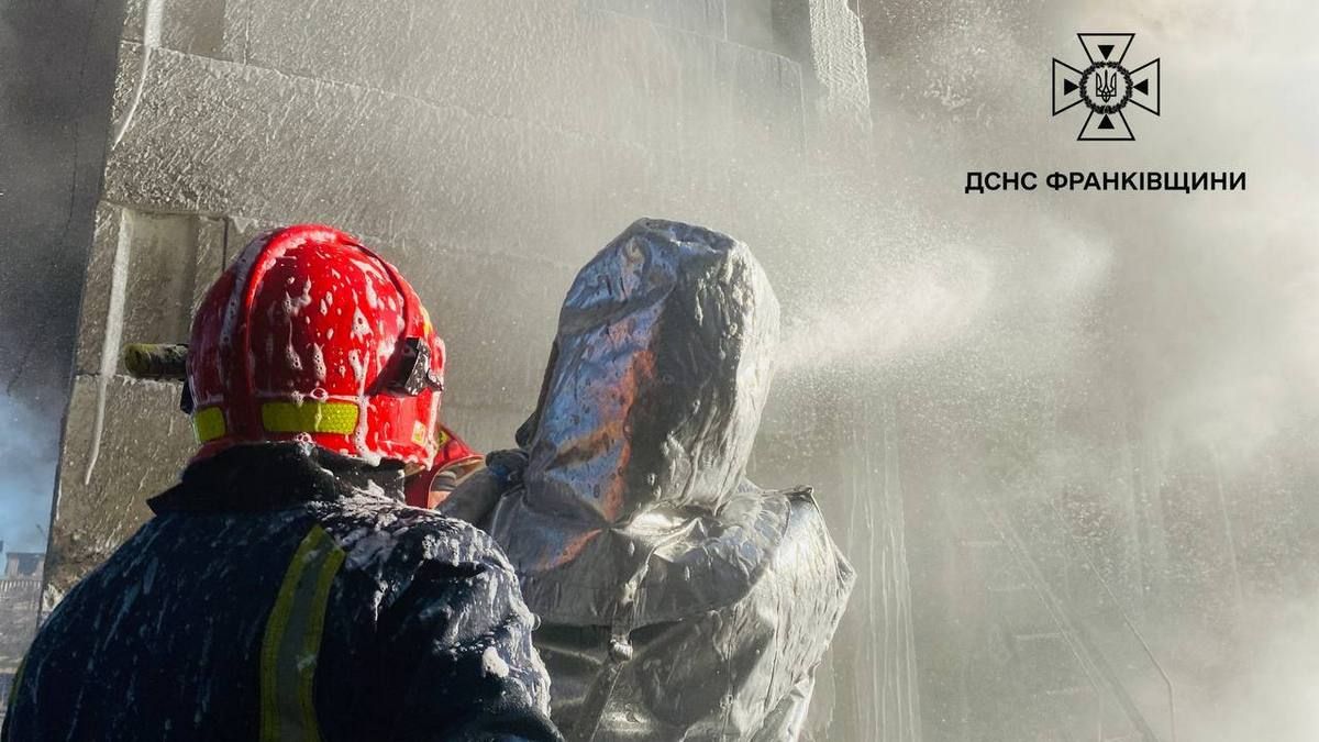 Близько 100 рятувальників на Прикарпатті гасили пожежу, спричинену обстрілом 4