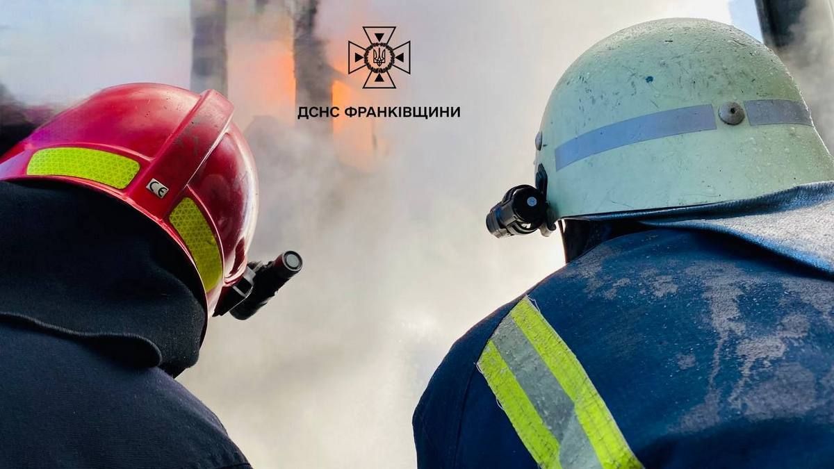 Близько 100 рятувальників на Прикарпатті гасили пожежу, спричинену обстрілом 3