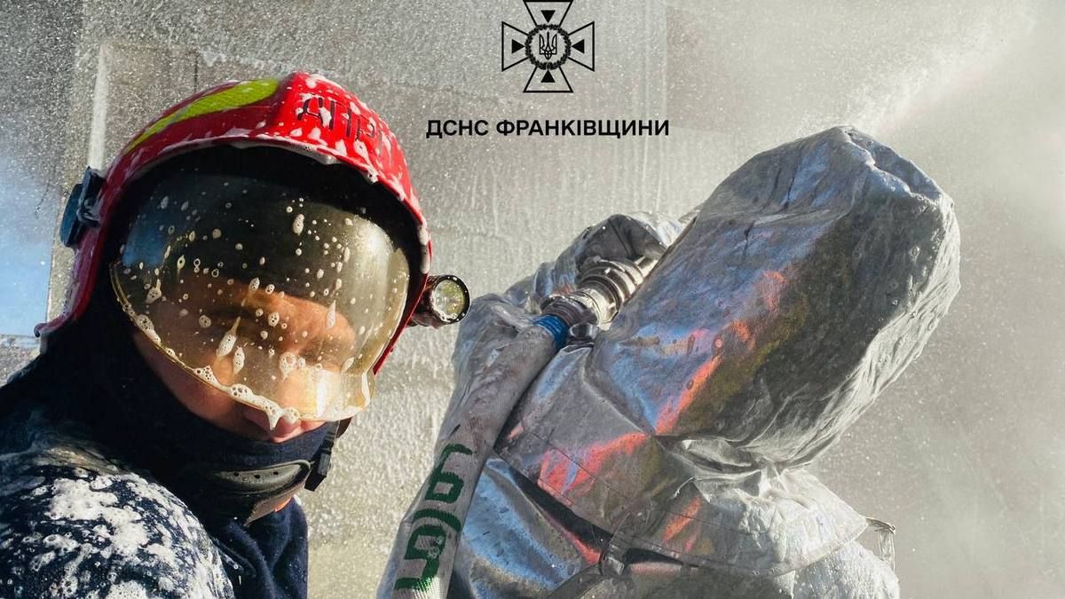 Близько 100 рятувальників на Прикарпатті гасили пожежу, спричинену обстрілом 1