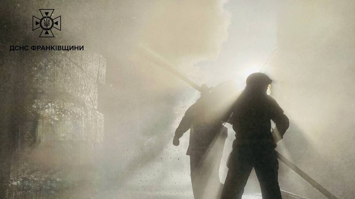 Близько 100 рятувальників на Прикарпатті гасили пожежу, спричинену обстрілом 2