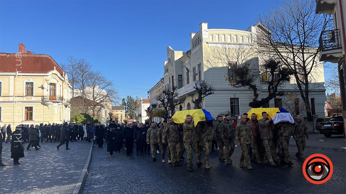 У Коломиї в останню дорогу провели загиблих воїнів Олексія Якобуцу та Мирослава Куриляка 14