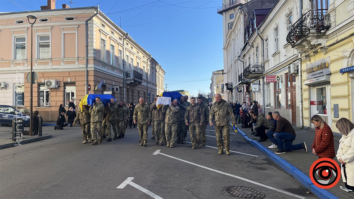 У Коломиї в останню дорогу провели загиблих воїнів Олексія Якобуцу та Мирослава Куриляка 25