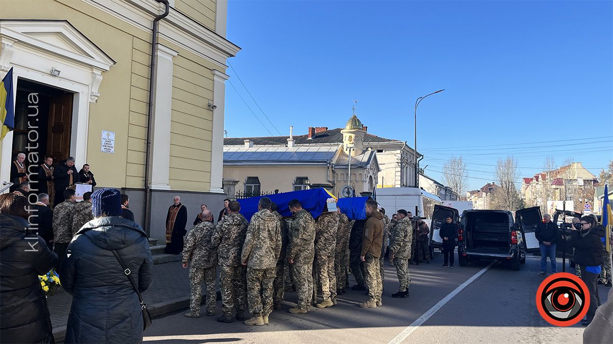 У Коломиї в останню дорогу провели загиблих воїнів Олексія Якобуцу та Мирослава Куриляка 28
