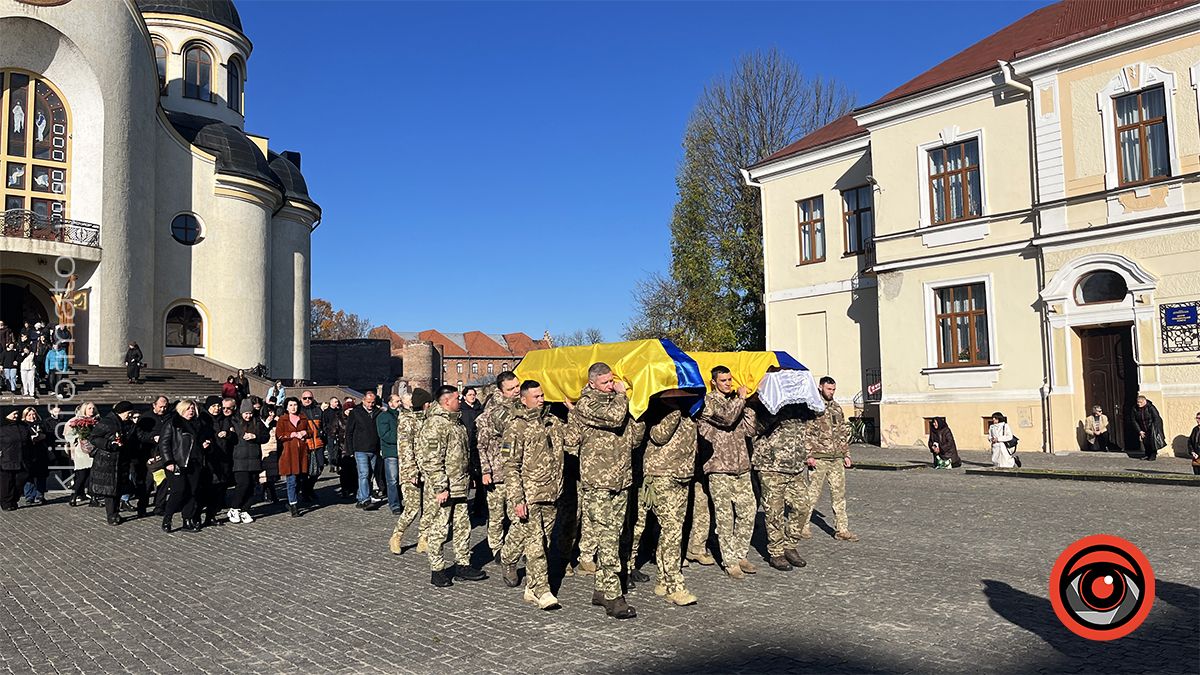 У Коломиї в останню дорогу провели загиблих воїнів Олексія Якобуцу та Мирослава Куриляка 10