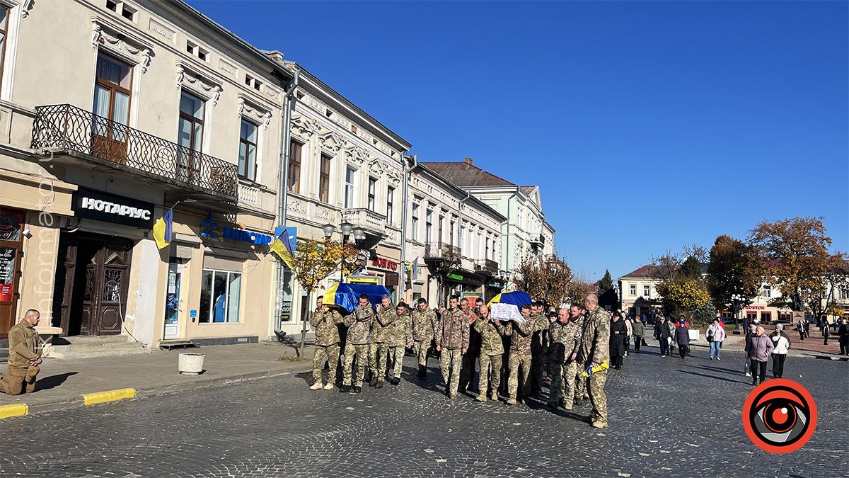 У Коломиї в останню дорогу провели загиблих воїнів Олексія Якобуцу та Мирослава Куриляка 23