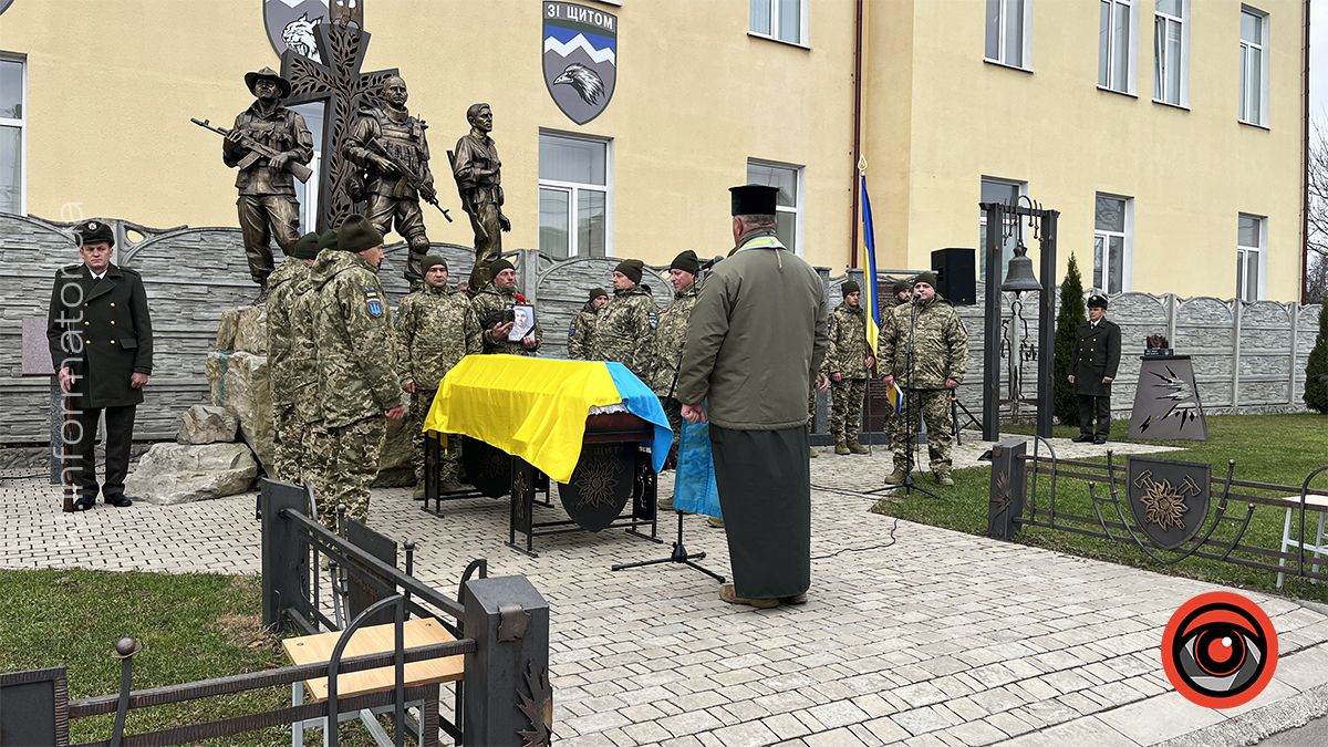 У Коломиї зустріли скорботний кортеж з тілом загиблого Юрія Яшина 8