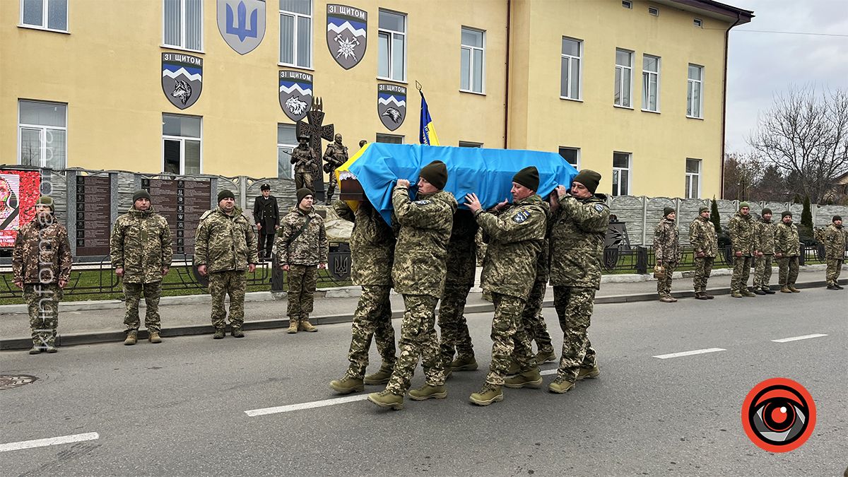 У Коломиї зустріли скорботний кортеж з тілом загиблого Юрія Яшина 12