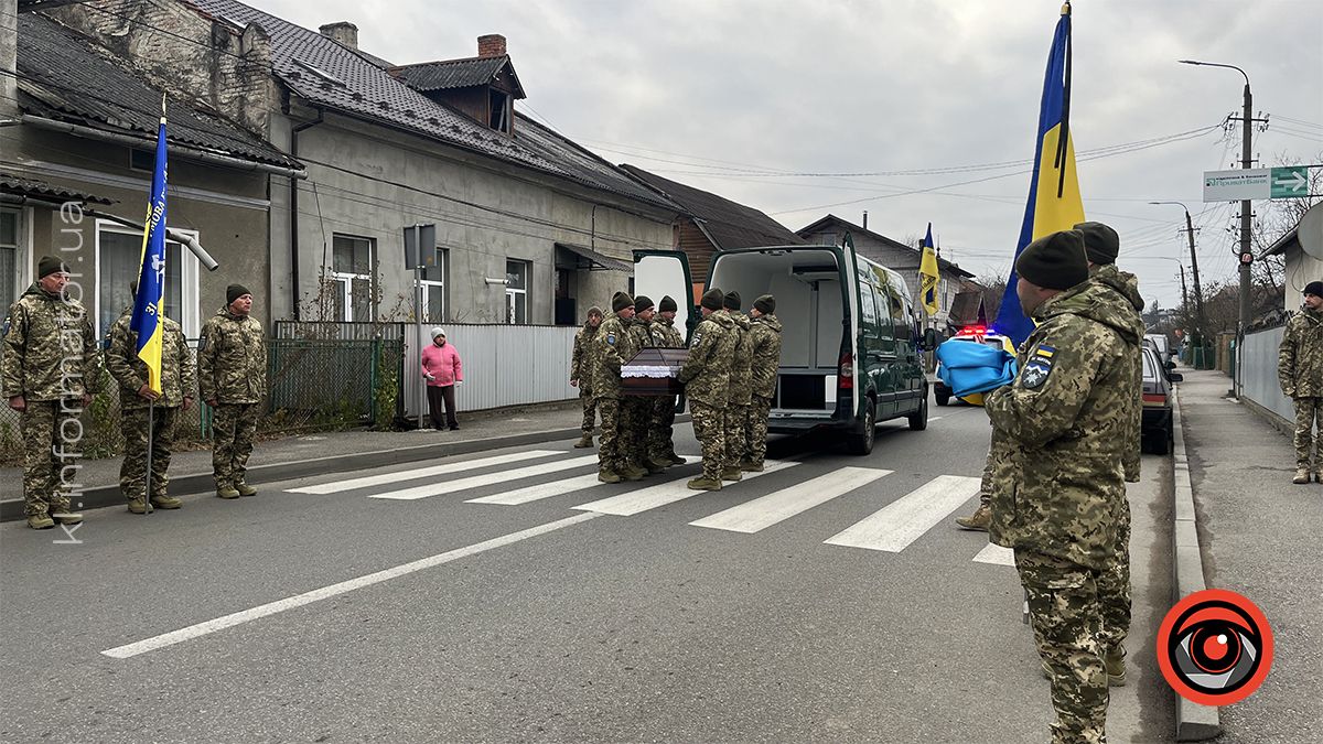 У Коломиї зустріли скорботний кортеж з тілом загиблого Юрія Яшина 4