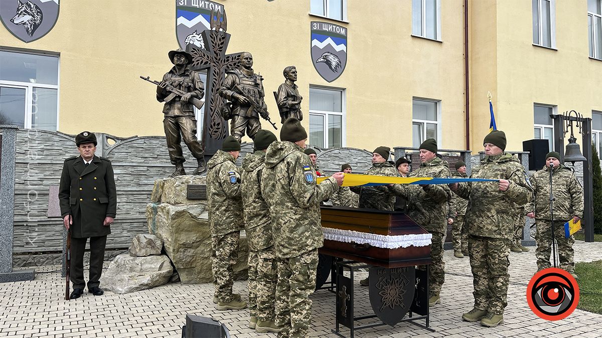 У Коломиї зустріли скорботний кортеж з тілом загиблого Юрія Яшина 7