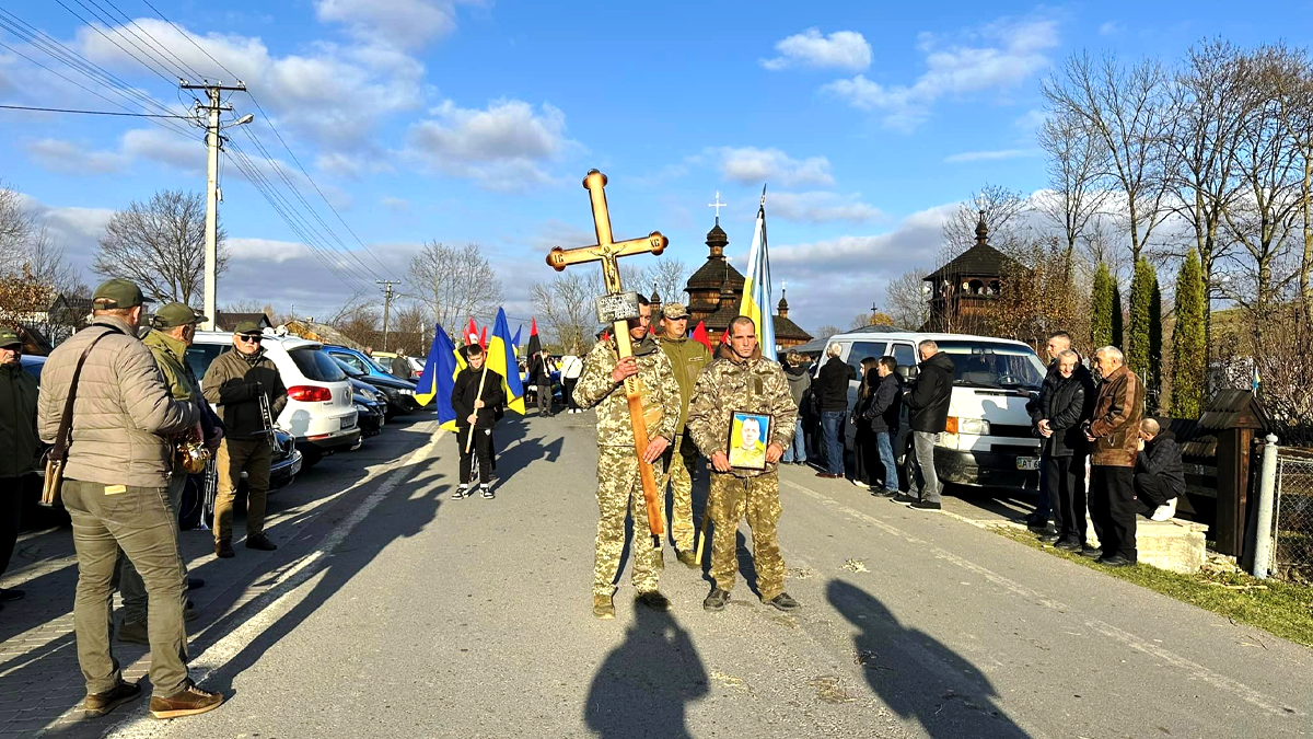 У Надвірній в останню дорогу провели захисника Василя Гаврилюка 1