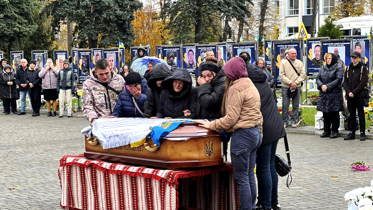 У Отинії зустріли скорботний кортеж з тілом 21-річного Героя Андрія Андрусишина 2